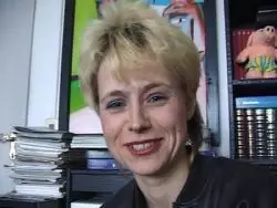 Heiße Blondine zeigt ihre liebreizende Hautkunst