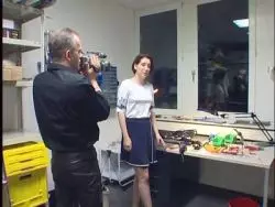 Teen Girl lässt sich die behaarte Muschi vor laufender Kamera knallen